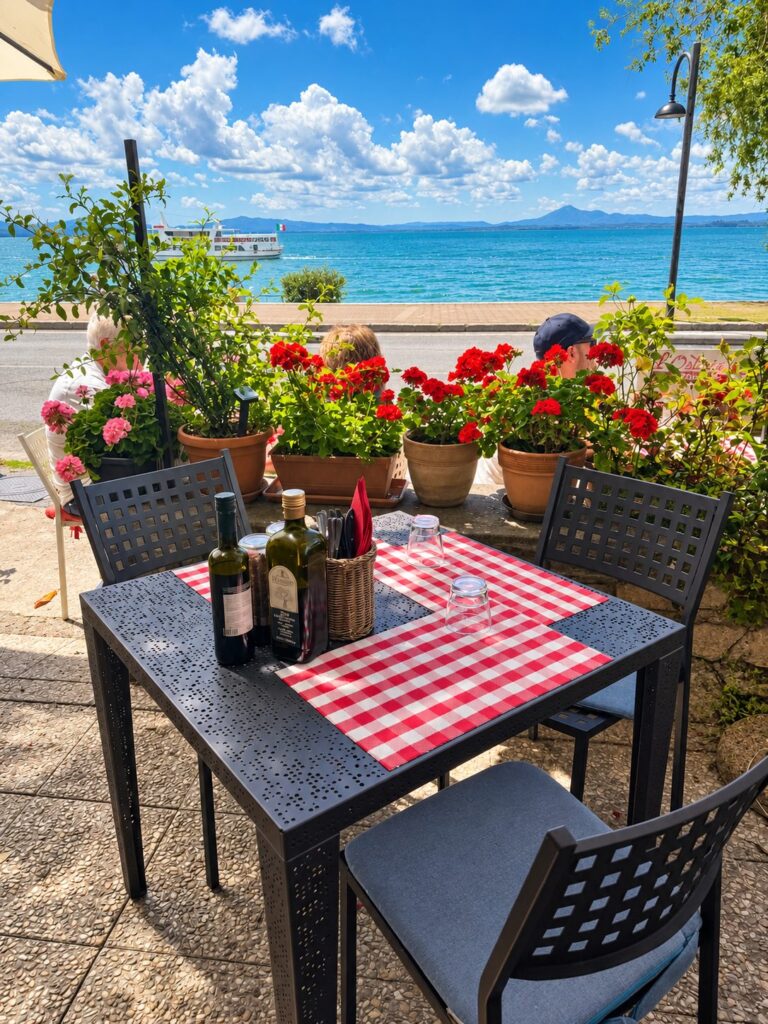Tavolo nel giardino dell’Osteria 13 fronte lago